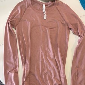 Gently worn, Lululemon Swiftly Tech long sleeve w/ thumb holes. Size 8.